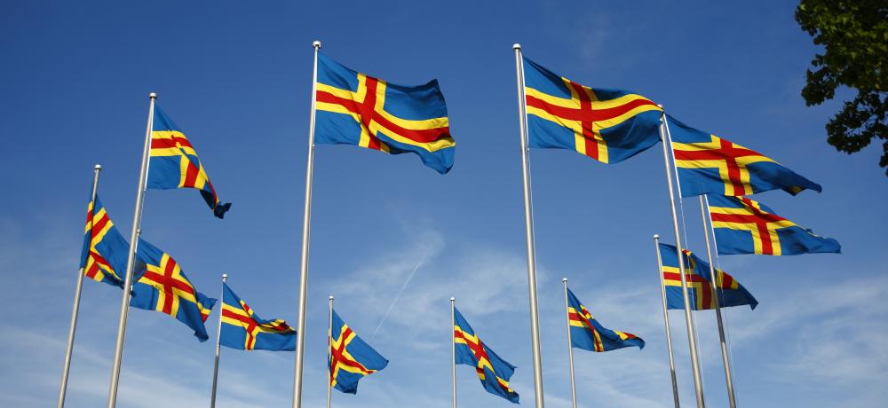 Åländska flaggor på Självstyrelseplatsen.